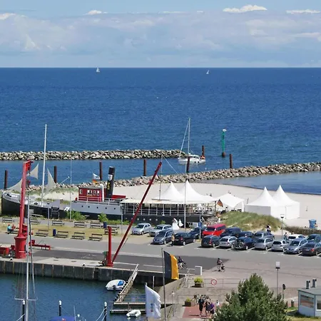 Zeltdachhaus Mit Zaun In Strandnaehe *
