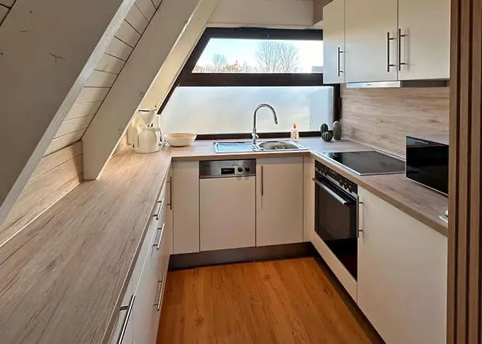 Zeltdachhaus Mit Zaun In Strandnaehe Casa de Férias